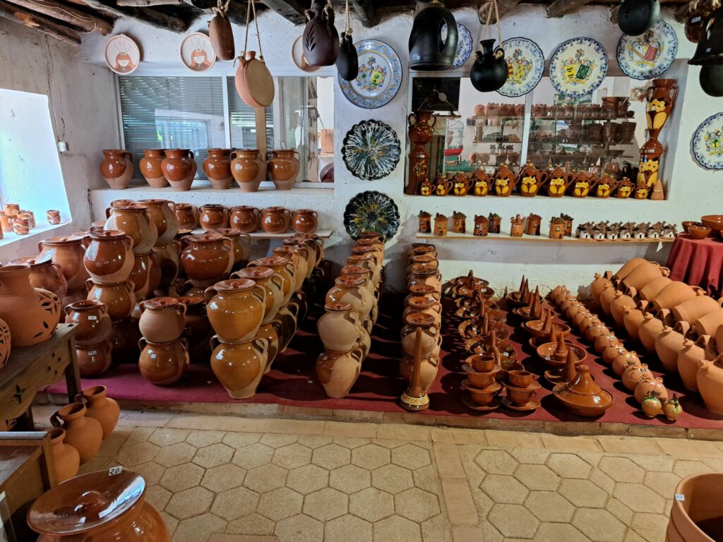 Pucheros y botijos tradicionales en exposición