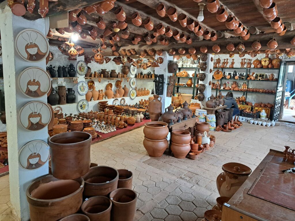 Artesanía en barro con técnicas ancestrales.