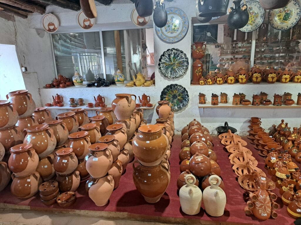 Pucheros y botijos de barro hechos a mano.